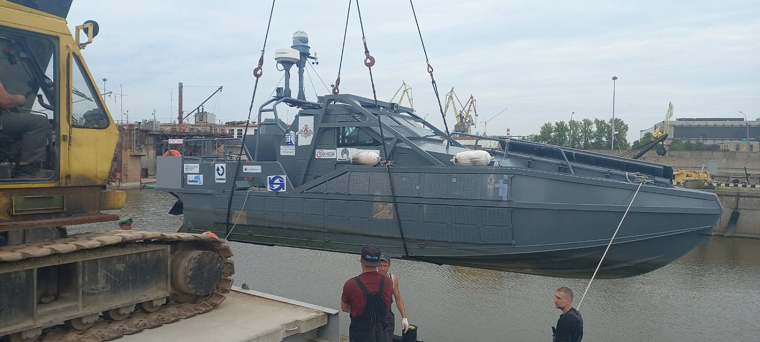 Негабаритный катер доставлен в Санкт Петербург.