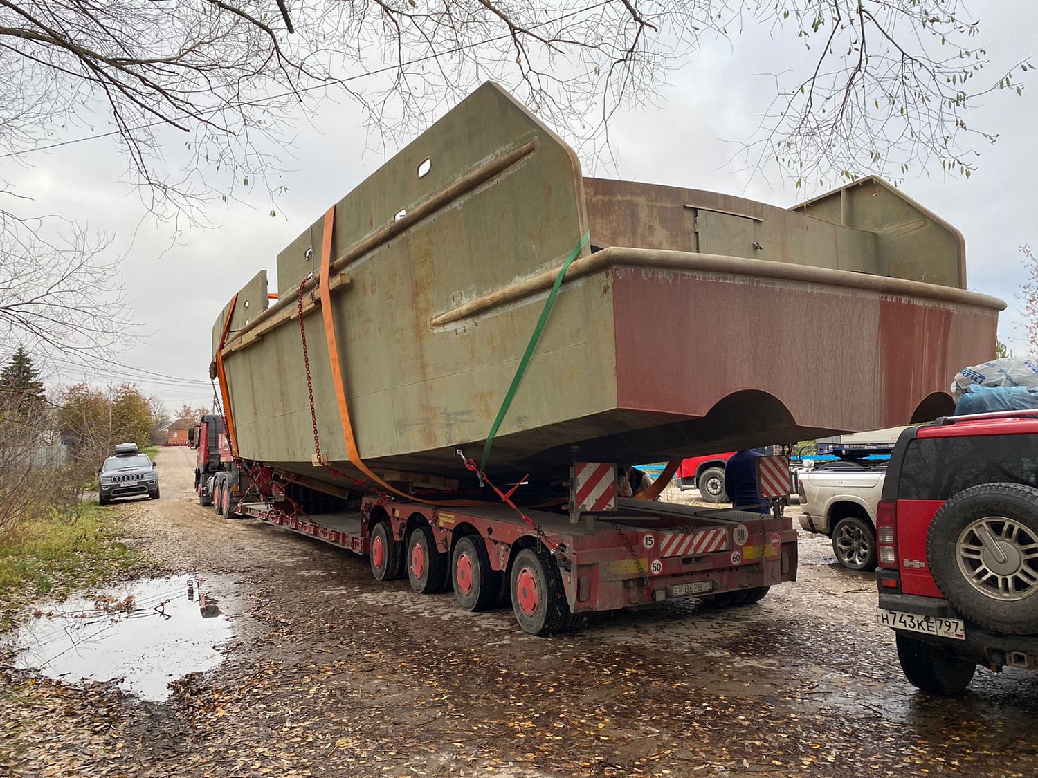 Выполнена доставка широкого корпуса катера